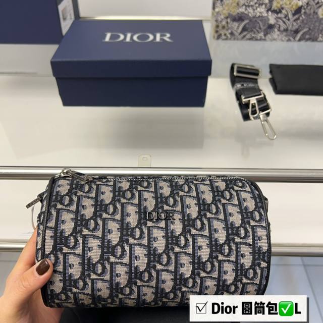 Dior 迪奥 男士枕头包出货了超级百搭的胸包 肩背斜挎超级实用 系运动与时装皆可 超大容量 尺寸 21 1