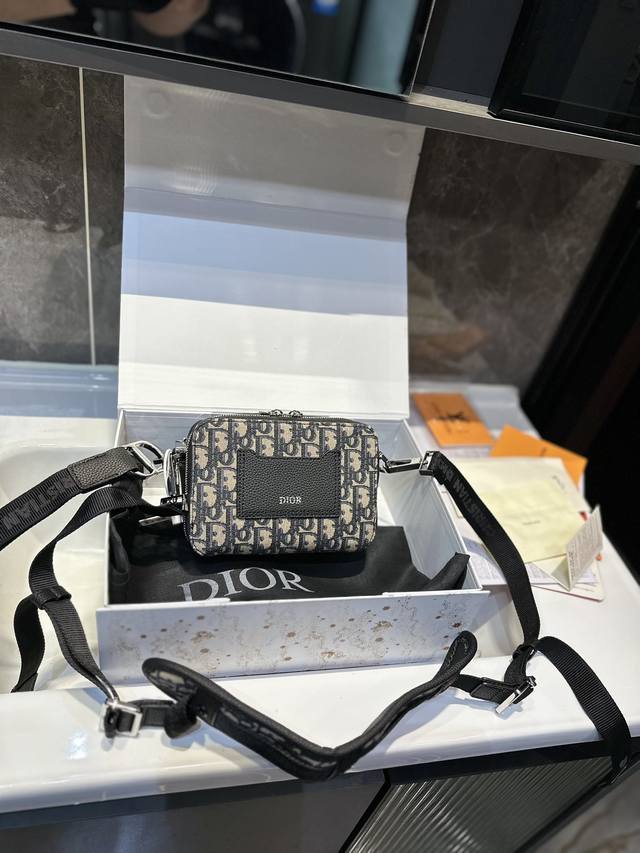 礼盒包装 D家 Homme 老花相机包 实在帅la 简单有质感的设计 双隔层 设有卡位 实用又很高级l尺寸18 13