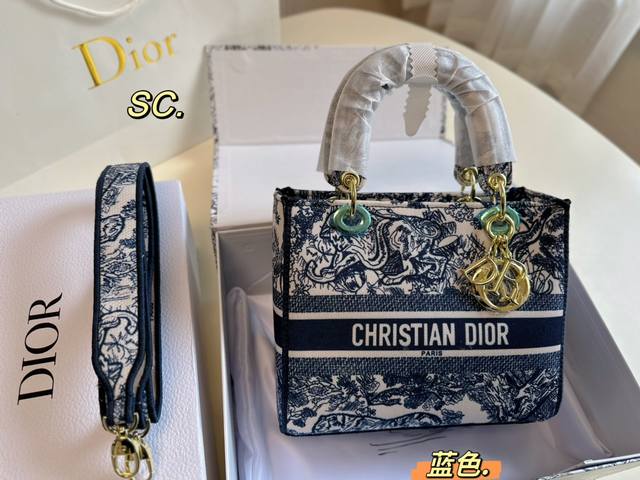 折叠盒 Size:24 19 Lady Dior 迪奥戴妃手提包 经典的版型 精美的配色 宽肩带设计 可手提单肩 搭配金属吊饰 充满高级感 整体时尚又复古 高级