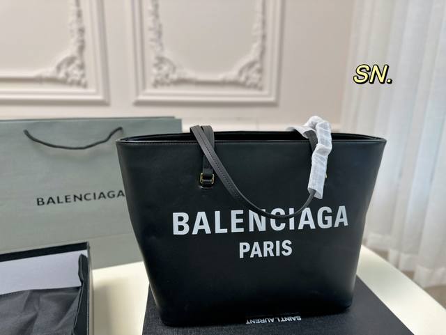 无盒 Size:31 28 Balenciaga 巴黎世家托特购物袋 简约外形设计 皮质手感超好 包身自重轻 容量超大 很适合平时通勤出门 实用百搭