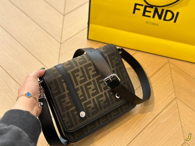折叠盒 Fendi 男士ff Eclissi信差包棕色ff布料手袋 尺寸24*20Cm