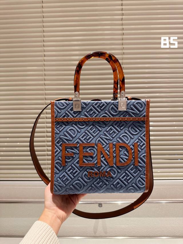 Size 25Cm 配礼盒 F家 Fendi Peekabo芬迪 购物袋 经典的tote造型 但是这款最大的特点 手提斜挎