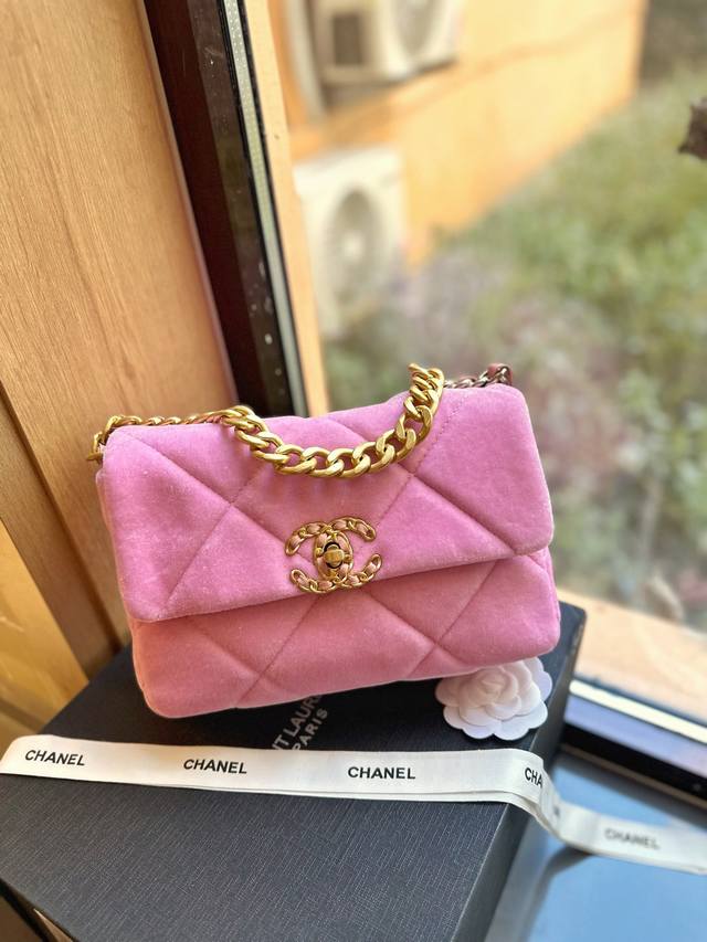 折叠礼盒包装 Chanel 19 新品绝美丝绒 最近好多明星都在背chanel 19 丝绒 这款包是由老佛爷karl Lagerfeld和chanel现任创意总