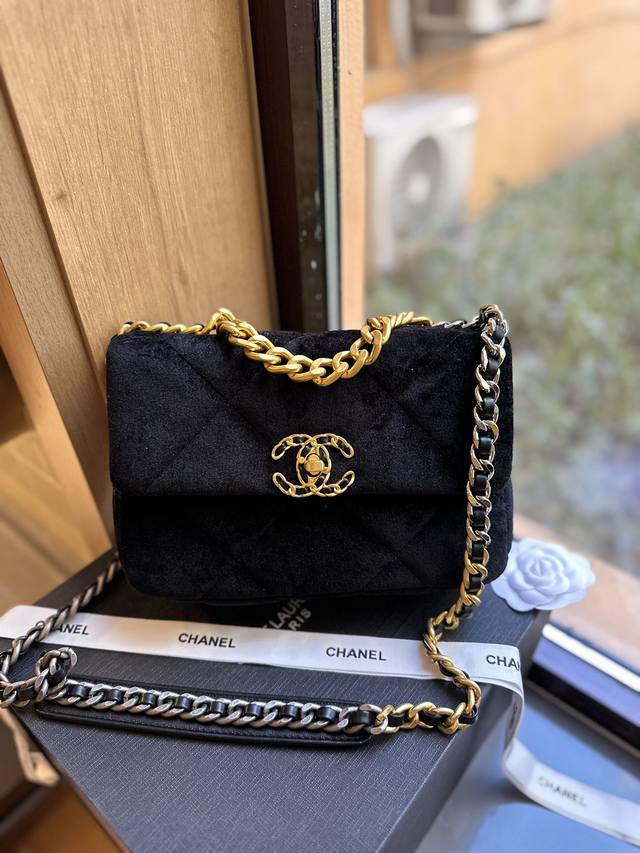 折叠礼盒包装 Chanel 19 新品绝美丝绒 最近好多明星都在背chanel 19 丝绒 这款包是由老佛爷karl Lagerfeld和chanel现任创意总