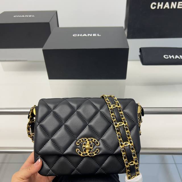 折叠盒 Chanel 翻盖包 慵懒随性又好背 上身满满的惊喜 高级慵懒又随性 彻底心动的一只 Size 21 13Cm