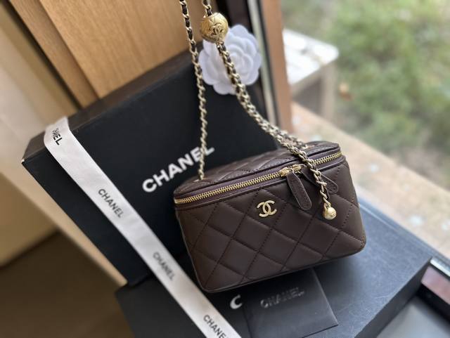折叠礼盒包装 Chanel 23P 小金球 调节扣 做到全球断货就是它 Chanel金球盒子包没错了 又是香奈儿因为太火爆 都卖光光了小巧的包型和可爱的小金球哪