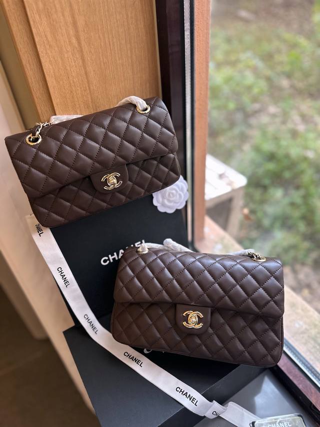 原版皮 折叠礼盒 全套证书 Chanel 经典cf26 手袋 纯皮 是越用越高级的那种 实物要比照片更高级的 纹路 正反两面的菱格皮纹全部手工对纹 包括弧度 完