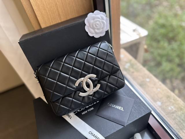 折叠礼盒官网飞机盒 Chanel 中古 链条包 黑色系的搭配很适这季节 复古氛围感瞬间拉满 尺寸24