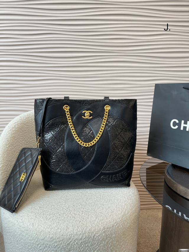 香奈儿新款托特包 高级又独特的设计 包包简约不累赘 Chanel买她买她买她 尺寸 29 31
