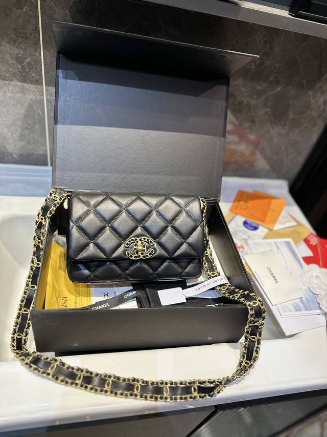 折叠礼盒 Chanel 翻盖包 慵懒随性又好背 上身满满的惊喜 高级慵懒又随性 彻底心动的一只 Yl Size 21 13Cm