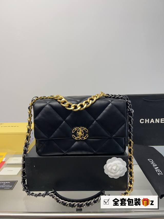 全套包装 Chanel19Bagi1男生女生都可以拥有的小香这个包又多 不需要我多说了 大logo黑金标志辨识度很高 我觉得大小刚刚好容量够日常使用 休闲风和淑