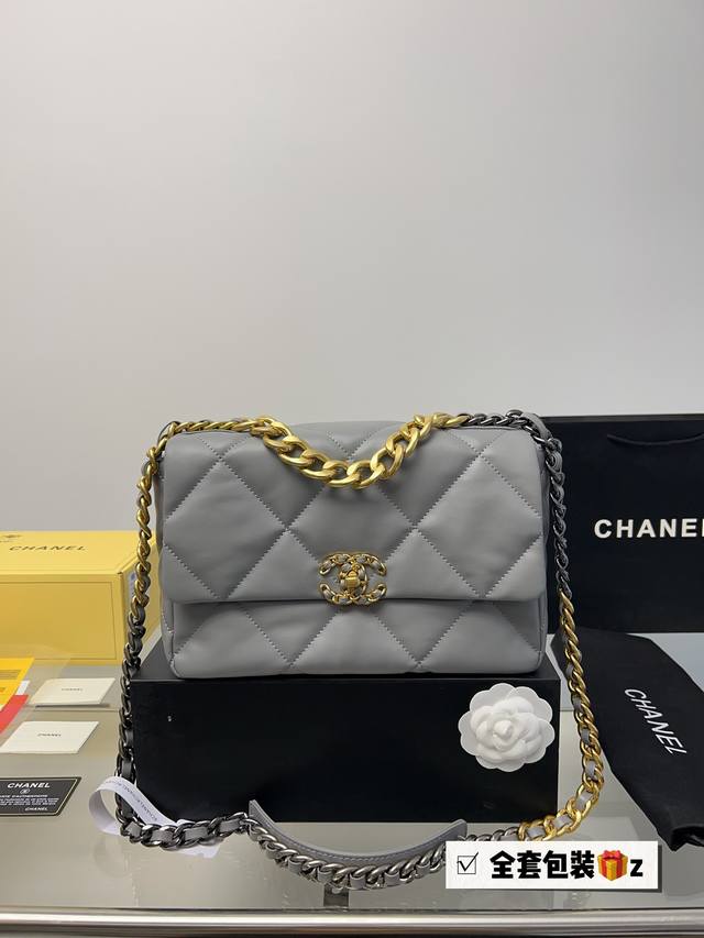 全套包装 Chanel19Bagi1男生女生都可以拥有的小香这个包又多 不需要我多说了 大logo黑金标志辨识度很高 我觉得大小刚刚好容量够日常使用 休闲风和淑 - 点击图像关闭