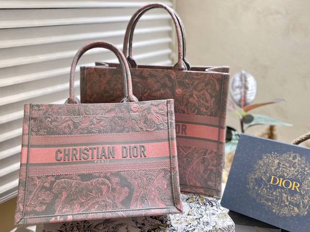 顶级原单 礼盒包装 Dior Cruise 野生动物刺绣 纯原 Totebag 艺术品一枚 老虎纹带着一些中国风的感觉 特别特别精致 美得像一幅画 如果觉得ob