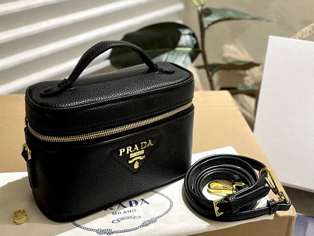 礼盒包装 Prada相机包男女同款也太可爱了叭 Prada小方包相机包实在太可爱了 别看它很迷你 装起东西来不比方胖子的少 最重要的 是可以装iphonex P - 点击图像关闭
