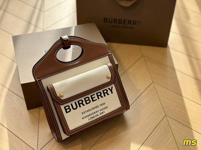 配盒 秋天的第一支包 Burberry帆布邮差包前来报 帆布和棕色皮拼接 果然是最适合秋季的一只包 可以手提和肩背 容量超级大 整个包方方正正 复古又可爱 简直