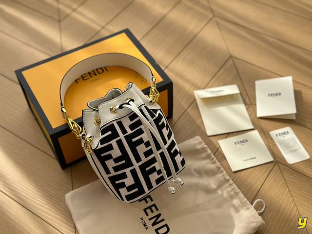 折叠盒 Fendi Mon Tresor小号水桶手袋 2022年米兰时装周街拍中 潮人们背的最多的包包大概就是fendi芬迪的这款水桶包了 配有抽绳和fend金