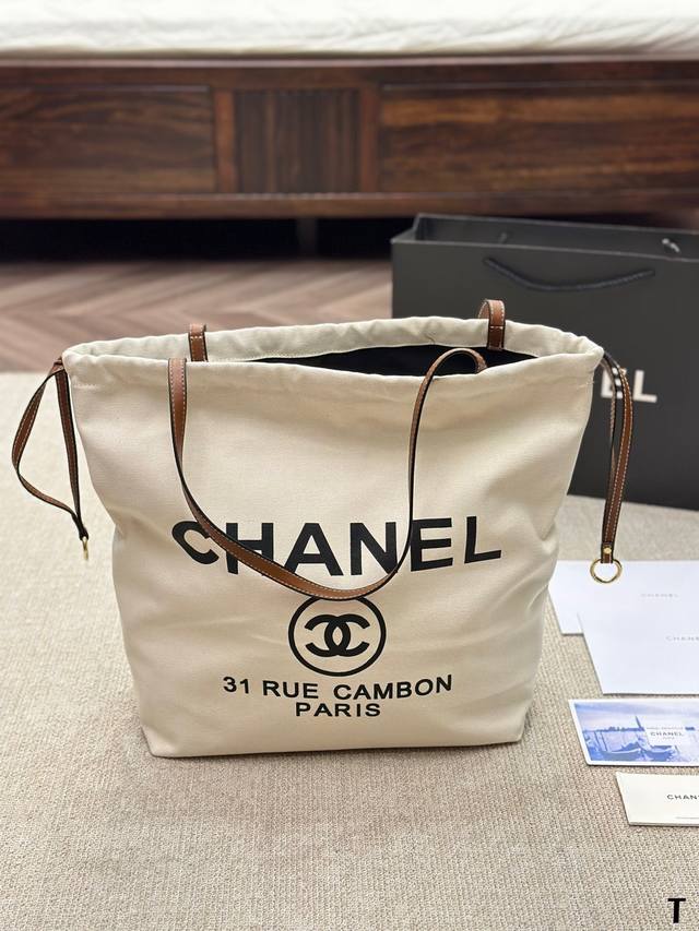 帆布 Chanel 23K大托特包 慵懒随性又好背 上身满满的惊喜 高级慵懒又随性 彻底心动的一只 Size 33 40Cm