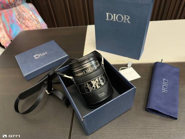 礼盒包装 Dior迪奥aqua 马克杯 高级感 时尚 健康 Dior迪奥激光字母马克杯出门逛gai回头率0十足 越看越稀饭搭配夹扣和可调节可拆卸 这款全新的 D