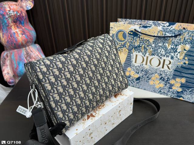 配折叠盒子 Dior 迪奥信史包 在经典信使包的基础上精心设计 融入 Dior 的标志性元素 打造休闲时尚的造型 是出行必备的好选择 尺寸 2 21Cm