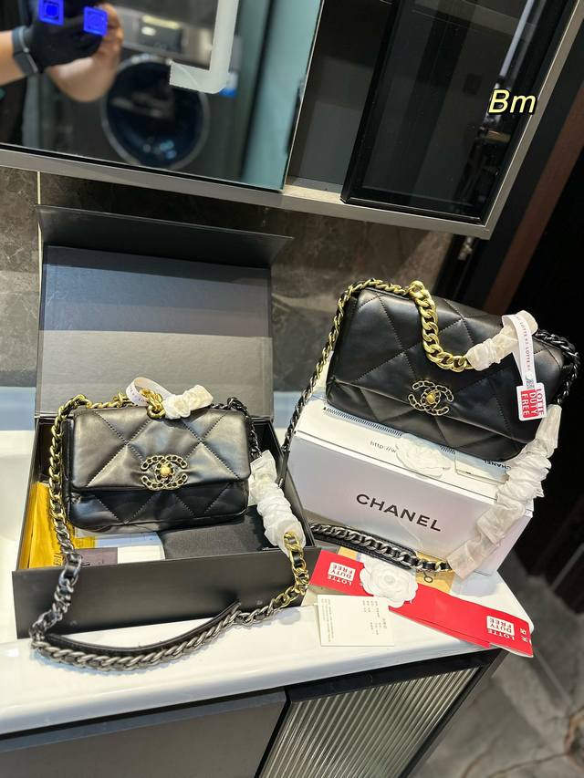折叠飞机礼盒 原单专柜品质 Chanel 19小羊皮 小香牛羊皮最近好多明星都在背chanel 19 这款包是由老佛爷karl Lagerfeld和chanel