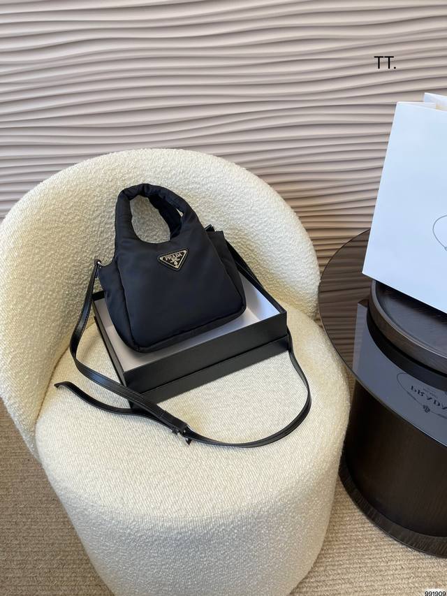 配盒 普拉达 新款包包 Prada简洁的外形 加上又a又飒的感觉风格 真的时尚至极 尺寸18 14