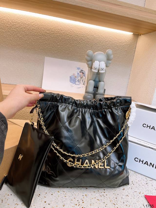 Chanel 22Bag 以数字命名的 垃圾袋 2021 年10 月 Chanel 品牌艺术总监virginie Viard在2022年春夏 时装秀_上推出一款