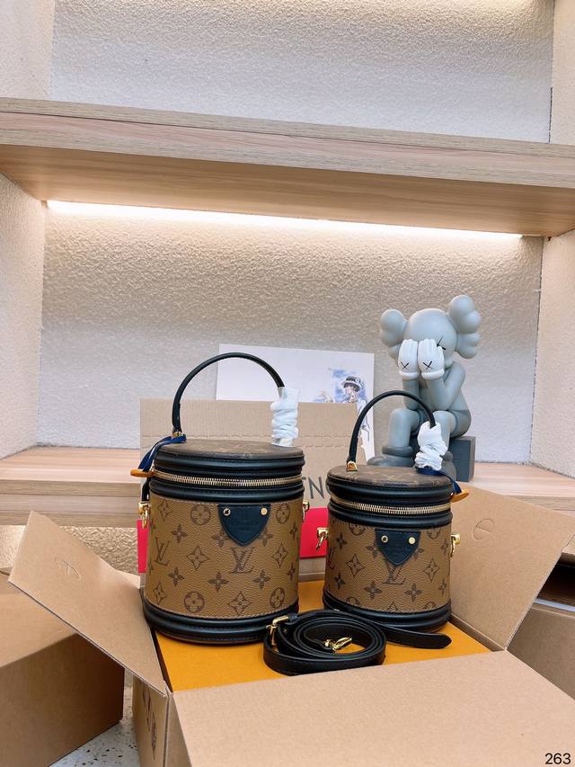 发财桶 全套包装 今日盐上身的是这款 Lv Cannes圆筒包 俗称饭桶包饭盒包 拼色老花款是最难买的 造型小巧精致 拎在手中超显气质 也可以单肩斜挎 圆圆的包