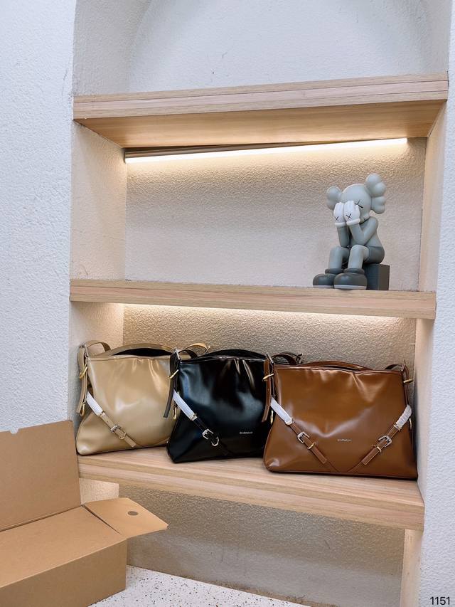 配盒子 Givenchy纪梵希 这只包是今年的黑马 女明星最近都在背的voyou系列 如果想尝试今年大热的废士风 或想走冷酷冷艳性感的话这只包绝了 肩带可调节