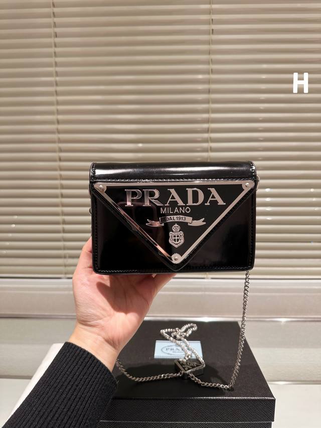 配盒 Prada 2022春夏新款spazzolato Mini Borse普拉达一款非常有设计感的腰包 可斜挎可肩背包链可调节拆卸下来就是一条时髦的毛衣链包包