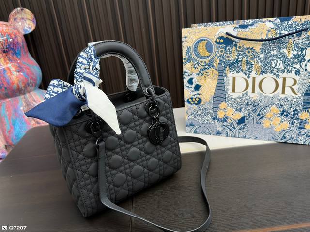 配礼盒 Dior 戴妃包 五格 Diorlady-Life 在澳门威尼斯喜提一款lady-Life包治百病不是假的含它实在是太美了 实物比照片好看 迪奥戴妃yy