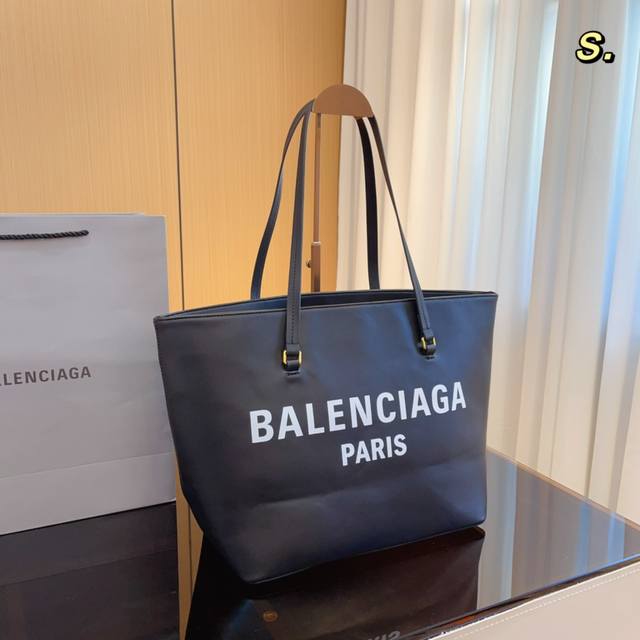 Balenciaga 巴黎世家 最新走秀款购物袋来啦专柜限量上市 娱乐周刊主推款 超正点 原版内里 高端时尚 潮爆全球潮范儿们跟上脚步吧 喜欢的抓紧自留啦 超级