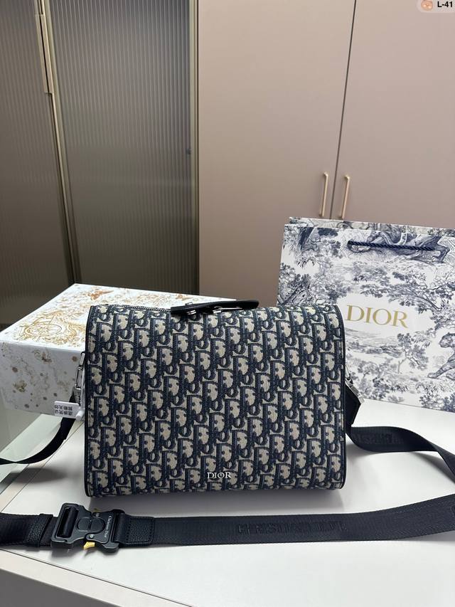 Dior 迪奥信史包 在经典信使包的基础上精心设计 融入 Dior 的标志性元素 打造休闲时尚的造型 是出行必备的好选择 L-41尺寸 30 8 22折叠盒