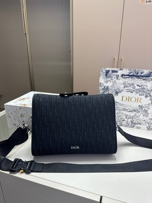 Dior 迪奥信史包 在经典信使包的基础上精心设计 融入 Dior 的标志性元素 打造休闲时尚的造型 是出行必备的好选择 L-41尺寸 30 8 22折叠盒