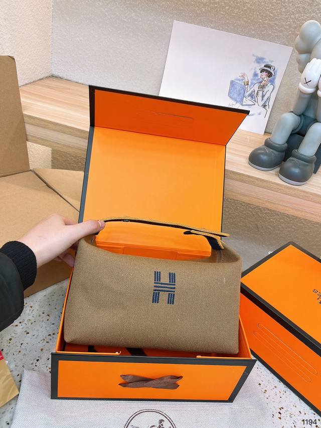 折叠 Size 25*13Cm Hermes 爱马仕 洗漱包 也叫饭盒包 非常实用 线条简洁明快 原版帆布材质