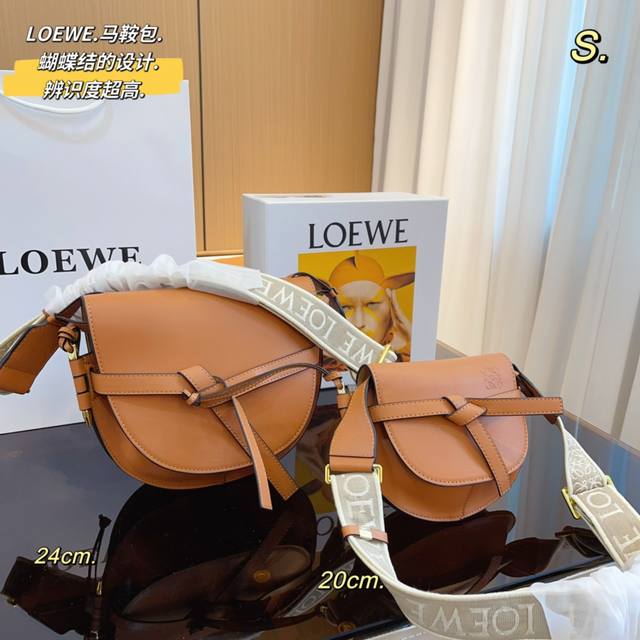 配礼盒包装 Loewe 罗意威 Bag马鞍包斜挎包 Loewe Gate蝴蝶结包包包盖上的绳结让整体有着恰好的时髦比例 有一种法国特有的浪漫与时尚感 感觉gat