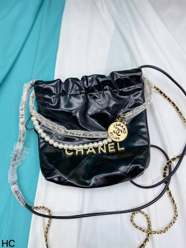 配全套包装 Ddd Chanel 珍珠链mini 22Bag Ddd 迷你垃圾袋也太美了叭 Ddd 还多了一串珍珠 看着小小的 其实很能装 颜值直接拉到顶峰好想