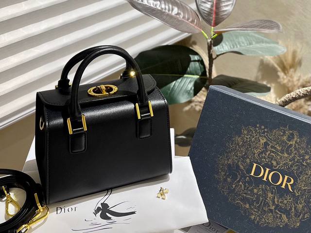 原单 礼盒 Ddd Dior 经典与潮流之间 Boston 手袋 小箱子包 于二零二三秋冬成衣系列发布秀精彩亮相 彰品高雅摩登的魅力 致敬 Dior 的精湛工艺