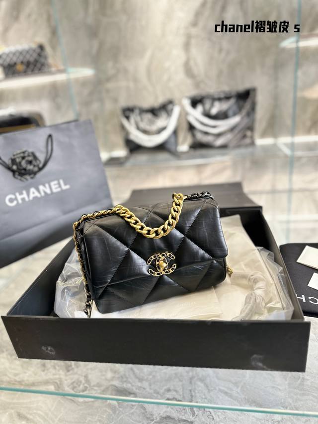 Chanel 19Bag Ddd 经典黑小号超级百搭款盲买不出错 Ddd 这款包是karl Lagerfeld 和新任总监virginie Viard一起设计的