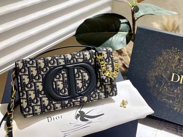 原单 折叠礼盒 官网飞机箱 Ddd Dior Cd Signature 迷你woc 链条手袋 Ddd 新品 由 Maria Grazia Chiuri 精心 设
