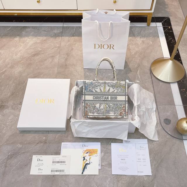 原单刺绣 礼盒包装 Ddd Dior之光 无限梦境 限定款 新尺寸 完美尺寸 Book Tote今年最喜欢的一款购物袋 Tote我用的次数最多的包 因为容量超级