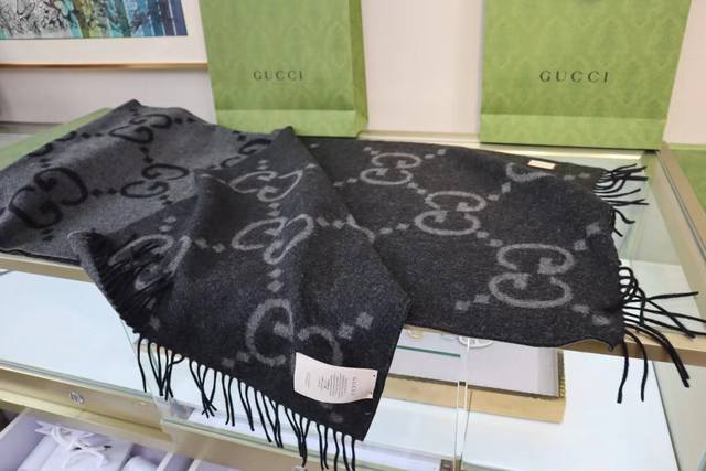 Gucci最新款 稀有品质太好看了gucci最新zg同步款图案真的超级好看啊 就喜欢这种gg腔调 价格超级给力 福利推荐zg售7200 面料是强捻精纺双面山羊绒