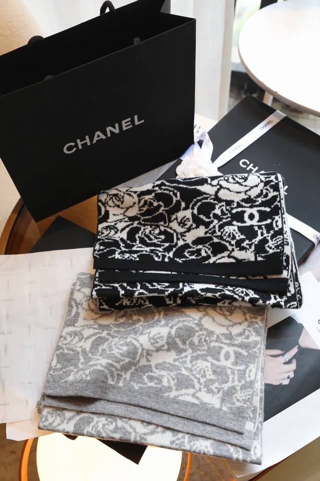 黑色 Chanel2023New 高级又带点时髦的趣味 主打的秋冬系列 冬日非重磅的稀缺的高级围巾 采用的是羊绒针织的材质 山茶花的印花图案设计 Ddd 在冬天