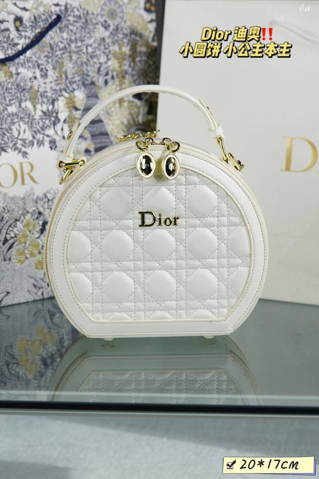 配礼盒 Ddd 迪奥 Dior 小圆饼 Ddd 柔软牛皮革制作 饰以藤格纹缉面线 Ddd 尺寸 20 17 Ddd