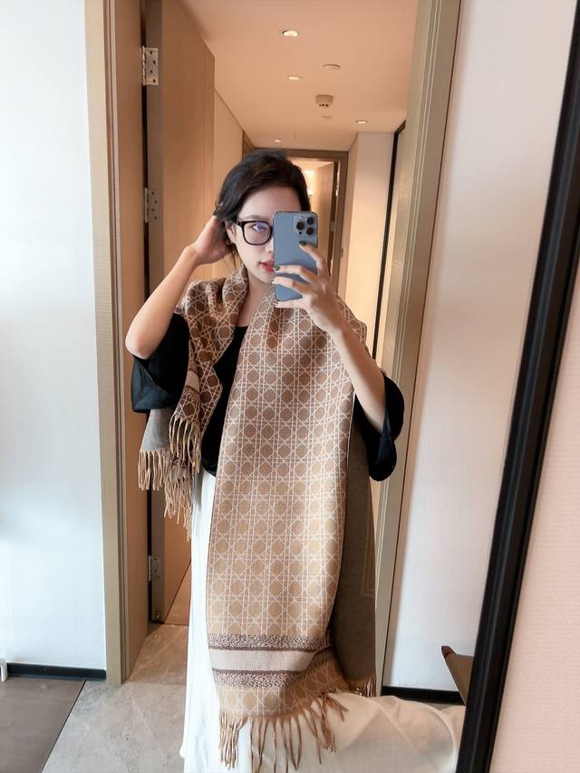 Dior 迪奥 最新款围巾 女士的福利 超温柔洋气的双面设计 感觉这个比以往的设计都更显年轻更显温柔更气质有木有 感觉她能与一万件上衣匹配在一起 双面围巾设计
