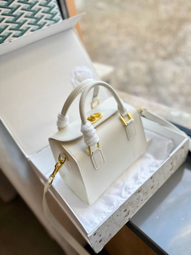 原单 折叠礼盒包装 Ddd Dior 经典与潮流之间 Boston 手袋 小箱子包 于二零二三秋冬成衣系列发布秀精彩亮相 彰品高雅摩登的魅力 致敬 Dior 的