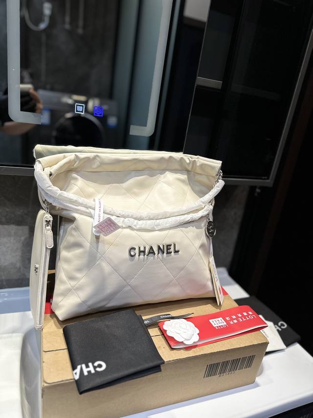Chanel香奈儿升级版垃圾袋 Ddd 升级款手感超级好 Ddd 不仅好看实用 单肩斜挎都 Ddd 随性又时髦 香香粉必入qm尺寸35 Ddd