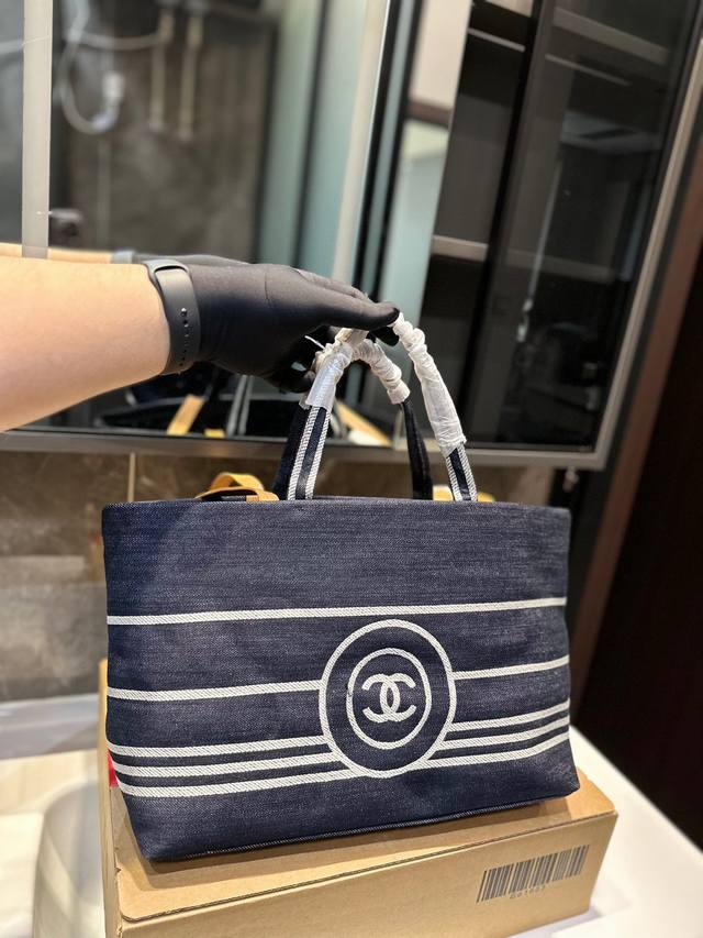Chanel Shopping Bag Ddd 23S这季的shoppingbag 荣升为最近最爱用的包可单肩 Ddd 正好看看这款look Ddd 感觉四季皆