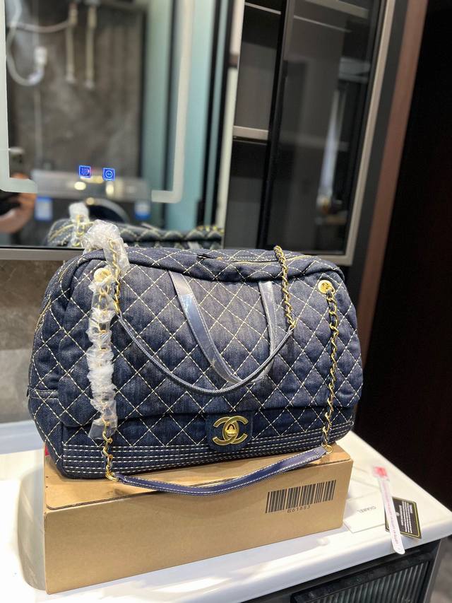 Chanel 香奈儿丹宁旅行包机场包上街超炸 真的太时髦了 95年的杂志款 容量很充足 高级刺绣 结合一切经典的枕头包这款包是和新任总监virginie Via