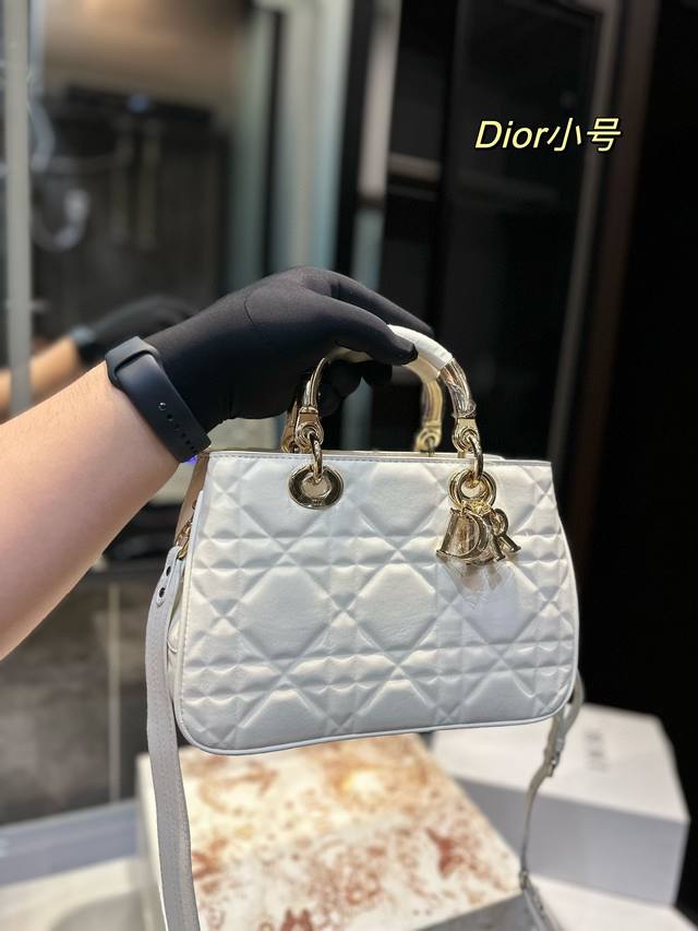 折叠礼盒 Ddd Dior2023 重磅新款95 22手袋太绝了八 Ddd 万众瞩目的9522终终终于到店了 这是一款过去与现代结合的手袋 致敬品牌传承的同时又