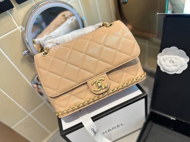 折叠礼盒包装 Chanel 24K链条包慵懒随性又好背 上身满满的惊喜 高级慵懒又随性 彻底心动的一只 Size 25 Cm